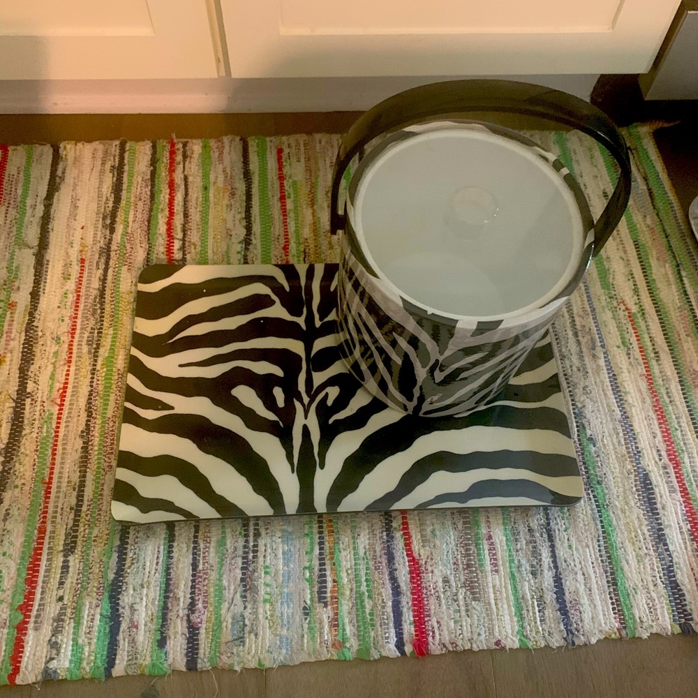 Zebra Ice bucket and tray